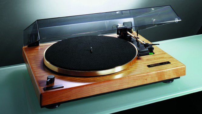 Thorens-TD240_beechwood1_jpg300-1-666x375